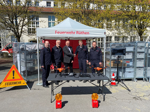 Bei der Übergabe: In der Mitte Geschäftsführer E.S.B. Christian Oel und Wehrführer Philipp Büngeler, flankiert von Bernd Kellermann, Frank Föllmer und Matthias Herting Stadtfeuerwehrverband e.V..